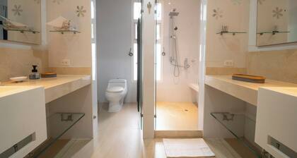 Spacious 5-bedroom villa with AC and WiFi in welcoming Cartagena