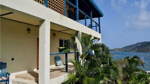 Un edificio de dos pisos con un balcón con vista al litoral.