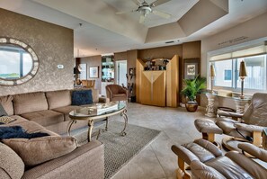 Condo, várias camas (Empress 803) | Área de estar