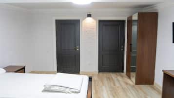 Kolmen hengen perhehuone, kaupunkinäköala | Tallelokero huoneessa, työpöytä