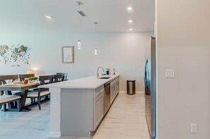 冷蔵庫、電子レンジ、オーブン、コンロ