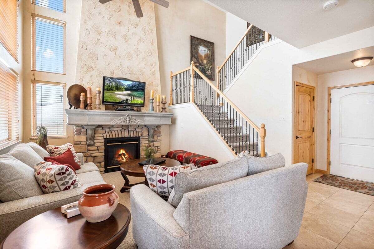 TV connectée, cheminée, jeux vidéo, lecteur de DVD