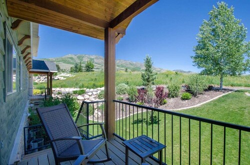 Luxe Townhome: Hot Tub, Theater, Arcade, Sleeps 14