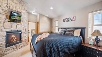 4 bedrooms, iron/ironing board, internet, bed sheets