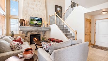 Fernseher, Kamin, Videospiele, DVD-Player
