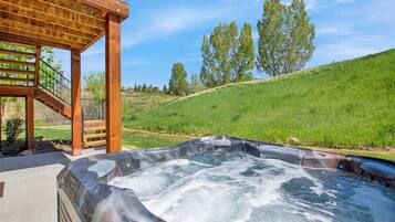 Tina de hidromasaje al aire libre