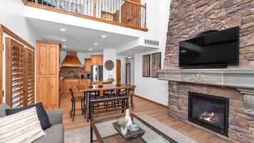 Smart TV, chimenea, reproductor de DVD y videoteca