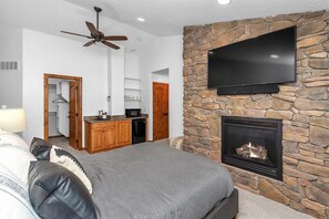 5 bedrooms, desk, iron/ironing board, free WiFi