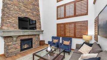 Smart TV, chimenea, reproductor de DVD y videoteca