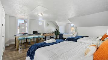 4 habitaciones, escritorio y tabla de planchar con plancha