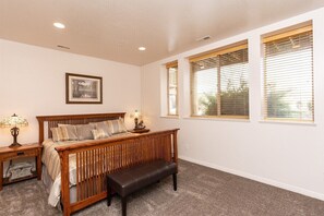 3 bedrooms, iron/ironing board, free WiFi, bed sheets - MH 607 | Ski, Hike & Relax in Eden (Eden)