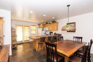 Dining - MH 607 | Ski, Hike & Relax in Eden (Eden)