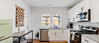 Bart St Bungalow- Pet Friendly!