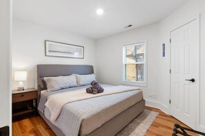 2 habitaciones, escritorio y tabla de planchar con plancha 