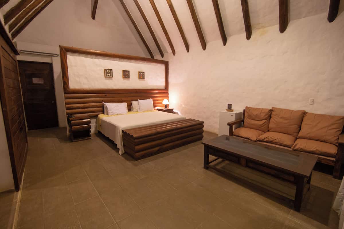Suite, balcón, vista a la playa | 1 habitación, minibar y caja de seguridad en la habitación