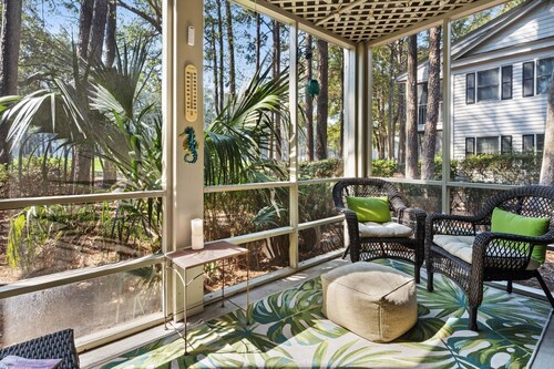 Ground-floor pet-friendly 2BR, golf resort & pool getaway