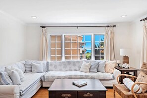 TV, stereo - Luxurious Seaside Escape-85 Steps to the Beach-Panoramic Ocean Views (Laguna Beach)