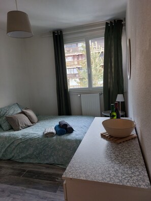 1 bedroom, bed sheets