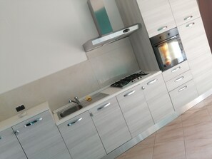 Private kitchen - 10 minutes from the amusement park Leolandia rents rooms for families (Verdellino)