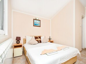 Iron/ironing board, internet, bed sheets