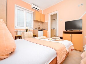 Iron/ironing board, internet, bed sheets