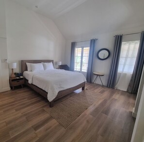 1 soverom, safe på rommet, strykejern/-brett og wi-fi (inkludert)