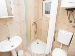 Douche, sèche-cheveux, serviettes fournies