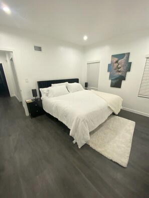 4 bedrooms, iron/ironing board, free WiFi, bed sheets - Spacious 4BR Home w/ Gym, Fireplace & Prime LA Location. Near USC & Crypto Arena (Los Angeles)