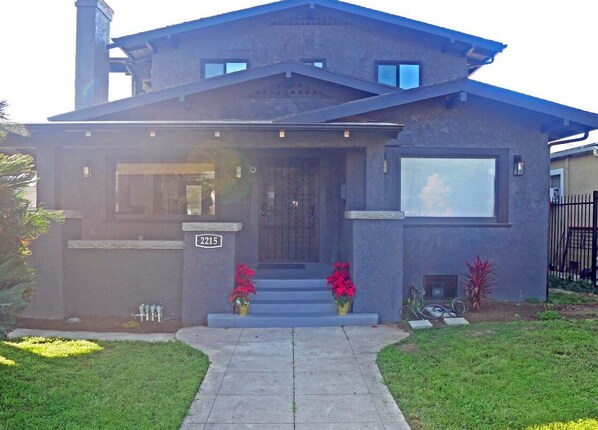 Exterior - Spacious 4BR Home w/ Gym, Fireplace & Prime LA Location. Near USC & Crypto Arena (Los Angeles)