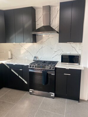 Microwave, oven, stovetop, dishwasher - Spacious 4BR Home w/ Gym, Fireplace & Prime LA Location. Near USC & Crypto Arena (Los Angeles)