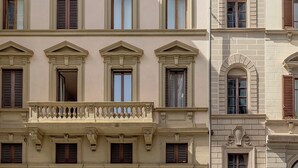 A building facade with the inscription "CASA DEL TESSO VITI" and classical architectural elements like arched windows and decorative moldings.