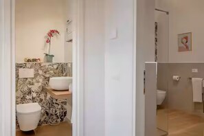 Shower, hair dryer, bidet, towels - DUOMO FLORENCE APARTMENT (Firenze)