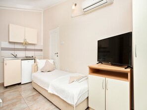 Iron/ironing board, WiFi, bed sheets