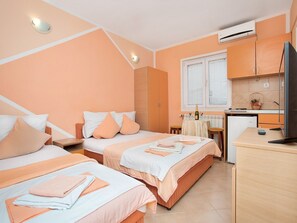 1 bedroom, iron/ironing board, Internet, bed sheets - Perfect Budva Stay Near the Sea & Aqua Park - One Bedroom Apartment 3/1 (Budva)