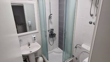 Een douche, een haardroger, handdoeken