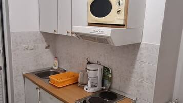 Refrigerador, microondas y cafetera y tetera