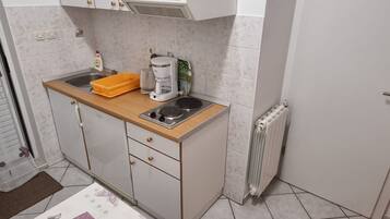 Refrigerador, microondas y cafetera y tetera