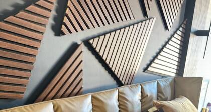 Executive Bi-Level Loft , Private Entry , West Midtown , 20 mins from Airport