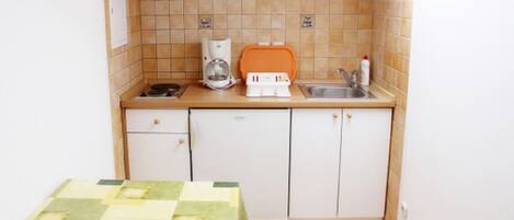 Réfrigérateur, micro-ondes, cafetière/bouilloire