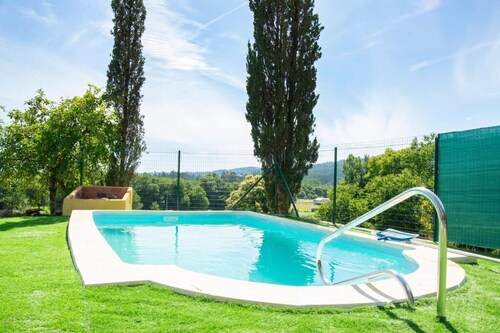A Casiña de Arcos de Furcos, with swimming pool and barbecue in the countryside. Pets allowed