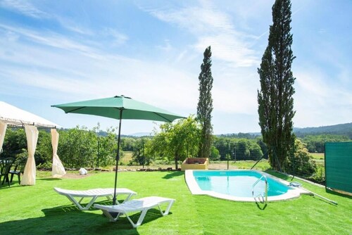 A Casiña de Arcos de Furcos, with swimming pool and barbecue in the countryside. Pets allowed