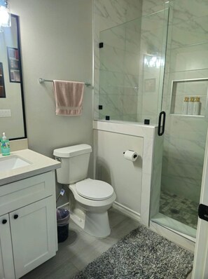 Hair dryer, towels, soap, shampoo - Cozy room away from home! (Edinburg)