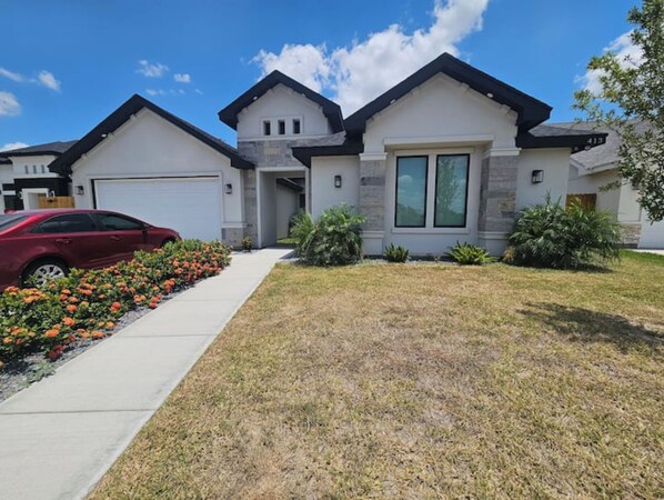 Property grounds - Cozy room away from home! (Edinburg)