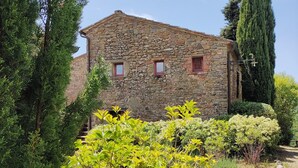 A stone building with two windows, surrounded by greenery and a stone pathway. - Tuscan Escape with pool and vineyard view - Gaiole in Chianti (Gaiole in Chianti)
