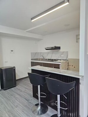 Fridge, stovetop, coffee/tea maker, cookware/dishes/utensils - clínica Mederi centro de Bogotá apartamento (Bogota)