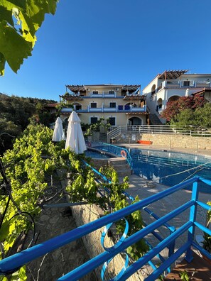 สระว่ายน้ำกลางแจ้งเปิดตามฤดูกาล