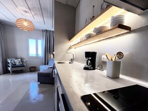 ดีลักซ์อพาร์ทเมนท์, วิวทะเล | ตู้นิรภัยในห้องพัก, โต๊ะทำงาน, ห้องเก็บเสียง, เตารีด/โต๊ะรีดผ้า