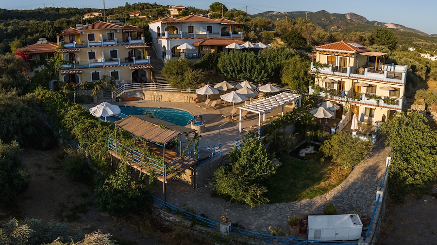 Pantheon Apartments & Studios