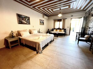 Studio – standard, bakgårdsutsikt | Safe på rommet, skrivebord, lydisolert og strykejern/-brett