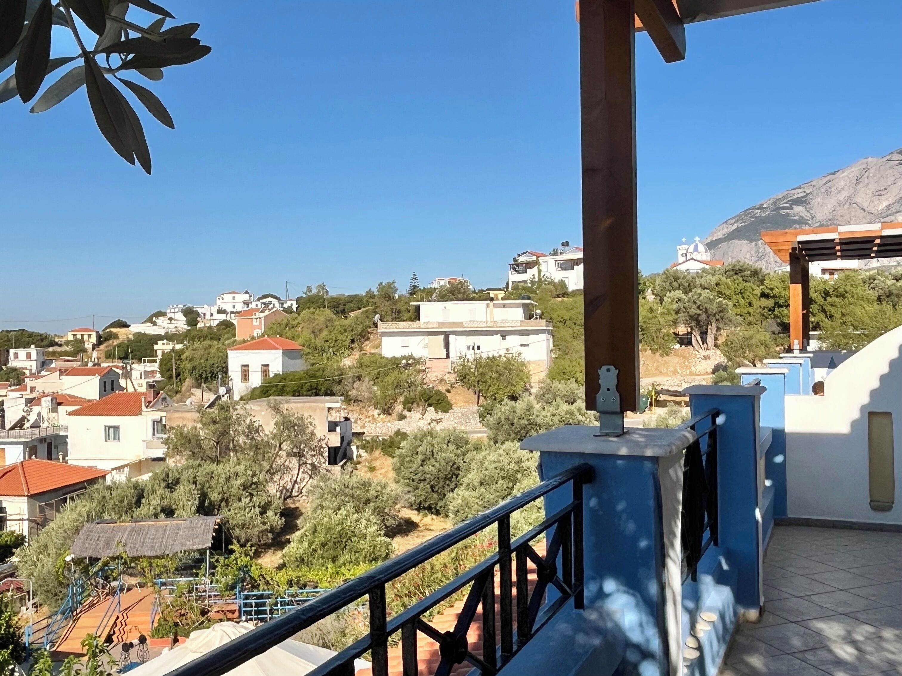 Área residencial com casas, uma montanha e céu claro.